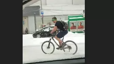 VIRALUL ZILEI! Bucureștean în tricou și pantaloni scurți pedalând prin nămeți (VIDEO)
