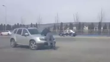 Cluj: Un bărbat a fost plimbat pe capota unei maşini (VIDEO)