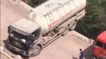 China: Un şofer sfidează moartea întoarcând un camion la 90 de grade pe marginea unei prăpăstii (VIDEO)
