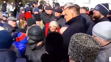 Rusia: Momentul uluitor oferit de un viceguvernator. S-a pus în genunchi în faţa mulţimii care protesta