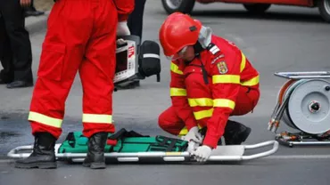 Accident teribil în Prahova. O tamponare dintre trei autoturisme şi o autoutilitară, urmată de rănirea unui pieton. Omul oprise să ajute
