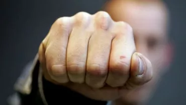 Brașov: Un bărbat de 66 de ani a fost bătut crunt de doi tineri. Imagini de o violență extremă (VIDEO)