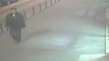 Poliţia a făcut publice PRIMELE IMAGINI cu piromanul din Bucureşti care a incendiat 8 maşini. Cine îl recunoaște să anunțe oamenii legii  (FOTO, VIDEO)