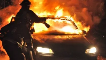 INCENDIU VIOLENT în Bacău: Trei MAȘINI au ars ca o TORȚĂ (VIDEO)