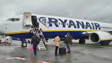 Zeci de români au rămas blocaţi pe un aeroport din Roma după anularea unei curse