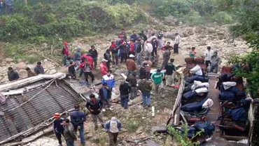 TRAGEDIE în India: Cel puţin 27 de copii AU MURIT după ce un autobuz şcolar a căzut într-o PRĂPASTIE (VIDEO)