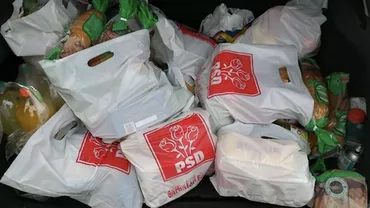Pomeni ELECTORALE de Paște! PSD a împărțit PUNGI în satele DISTRUSE DE SĂRĂCIE: „Dăruind vom dobândi” (FOTO)