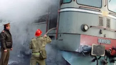 Locomotiva trenului Interregio Baia Mare – Bucureşti a fost cuprisă de flăcări. Pasagerii au fost evacuaț
