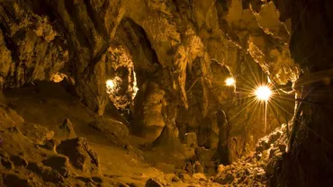 Fenomene paranormale la peștera Polovragi! Ce s-a întamplat cu fotografiile făcute de turiști în peștera blestemată (FOTO)