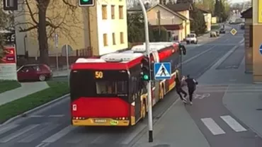 Polonia: O adolescentă şi-a împins colega sub autobuz (VIDEO ȘOCANT)