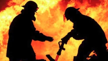 Gorj: Un adult și un copil, intoxicați cu fum într-un incendiu