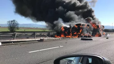Sibiu: O cisternă plină cu vin s-a răsturnat şi a luat foc (FOTO, VIDEO)