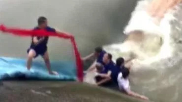 China: 17 persoane au murit, după ce două bărci dragon s-au răsturnat (VIDEO)