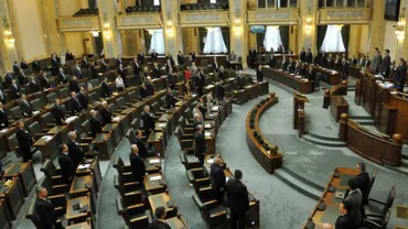 Senatul a adoptat tacit Legea inocenţei copilăriei. Pedepse pentru profesorii care fac asta