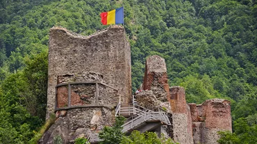 Argeș: Incendiu de vegetație în zona Cetății Poenari. Mai multe pietre au căzut pe carosabil 