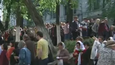 Aglomeraţie la racla cu moaştele Sfântului Gheorghe: O femeie a leşinat la rând (VIDEO)