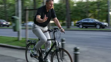 Iohannis, la plimbare pe bicicletă în parcul Herăstrău. Președintele a spus un banc pentru a explica situația ambasadei în Israel (VIDEO)