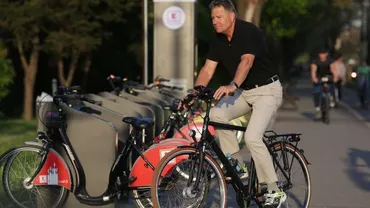 Iohannis, la plimbare pe bicicletă în parcul Herăstrău: Am văzut câteva fețe surprinse... (FOTO)