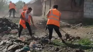 Dâmbovița: Autoritățile au făcut curat în gospodăriile romilor din Halta Teiș. Ce făceau locuitorii în tot acest timp (VIDEO)