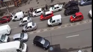 Imagini incredibile din Cluj: O maşină care a fost lăsată fără frâna trasă a provocat haos (VIDEO)
