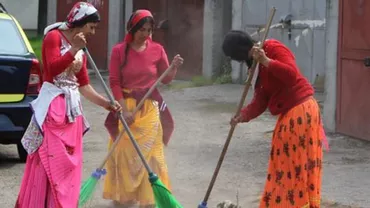Focșani: Asistații social, scoși la măturat străzile (FOTO)