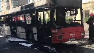 Autobuz în FLĂCĂRI pe o arteră din Arad! Pasagerii sunt ÎNGROZIȚI: S-a auzit o EXPLOZIE și a ieșit mult fum (VIDEO)