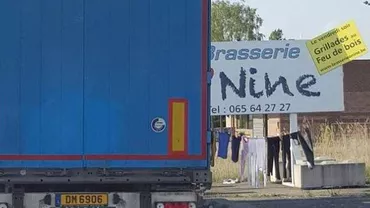 VIRALUL ZILEI! Un şofer român de TIR şi-a spălat hainele la mână şi le-a întins la uscat pe marginea unei şosele din Franţa (FOTO)