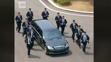 Moment inedit la finalul discuţiilor istorice dintre Coreea de Sud şi de Nord. Kim Jong Un a plecat flancat de 12 bodyguarzi (VIDEO)