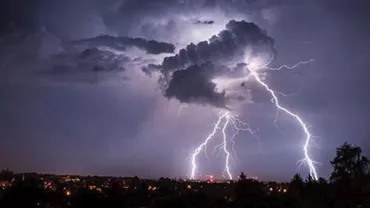 METEO: Ciclonul care dă peste cap vacanța românilor în weekend. Unde va ploua torențial