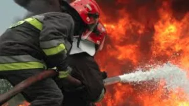 INCENDIU într-un bloc din Sectorul 3. Oamenii s-au urcat pe schele blocului pentru a se salva (VIDEO)