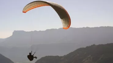 Harghita: Un bărbat din Ungaria a căzut cu parapanta în Odorheiu Secuiesc (VIDEO)