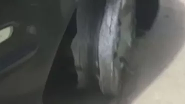 Constanţa: Un şofer beat a fost prins în trafic conducând o maşină fără cauciuc la o roată (VIDEO)