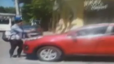 Tânăr, luat pe capotă intenționat. Șoferul nervos ar fi profesor de religie (VIDEO)
