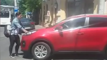 Cum se apără şoferul acuzat că a luat intenționat un tânăr pe capotă. Filmarea e trunchiată, nu se vede tot