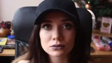 O tânără vorbeşte deschis despre trauma din copilărie, după ce a pozat nud la 13 ani (VIDEO)