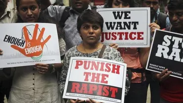 India: O fată de 16 ani a fost violată și arsă de vie