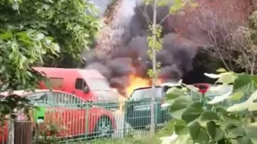 București: Două mașini au luat foc în cartierul Titan (VIDEO)