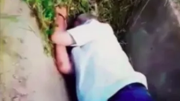 Buzău: Consilier local, beat în șanț (VIDEO)