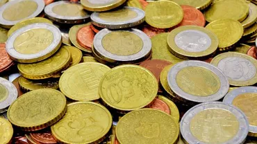 Euro scade din nou, ajungând la minimul ultimelor trei luni. Ce s-a întâmplat cu dolarul