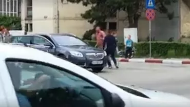 Târgu Jiu: Trei bărbați s-au luat la bătaie în mijlocul străzii. Care a fost motivul (VIDEO)