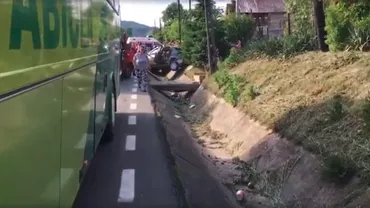 Argeş: Autocar cu 30 de pasageri, implicat într-un accident. Mai mulţi răniţi, traficul este blocat (VIDEO)