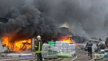 INCENDIU uriaş la un depozit de materiale plastice! Focul s-a extins şi la o clădire de birouri. 25 de pompieri,trimişi la faţa locului (VIDEO)