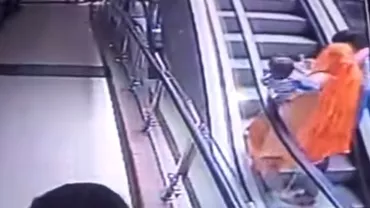 Scene șocante. O fetiță a murit după ce a căzut din brațele mamei sale, care își făcea un selfie (VIDEO)