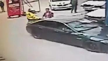 VIRALUL ZILEI! Un POLIȚIST de la RUTIERĂ a LOVIT CU PUMNII un șofer din Argeș (VIDEO)