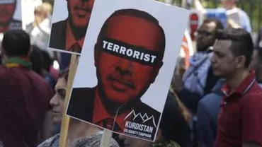 Revoltă la Londra. Erdogan, primit de regină și premier, în timp ce zeci de oameni protestau, fluturând pancarte cu mesajul ”terorist” (VIDEO)
