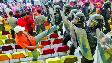 ULTIMĂ ORĂ! HAOS pe străzi după ce FCSB a pierdut titlul! Peluza Roș-Albastră atacată: Oameni bătuți crunt, o persoană ar fi ajuns în stare gravă la spital