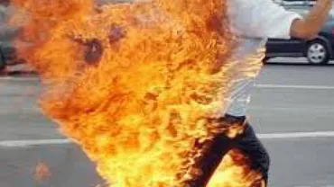 SCENE DE COȘMAR în Hunedoara: Un bărbat şi-a dat foc în faţa unui centru pentru mame şi copii