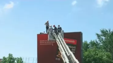 București: Un bărbat amenință că se aruncă de pe un panou publicitar din Piața Unirii (VIDEO)