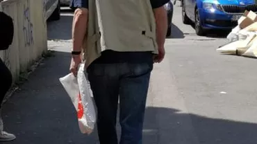 Un fost PREMIER ROMÂN bântuie cu o pungă goală prin oraş: Cum a ajuns într-o asemenea ipostază (FOTO)