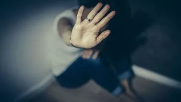 Alertă în Capitală: Bărbat care a agresat o fată de 16 ani în scara unui bloc, căutat de polițiști (VIDEO)